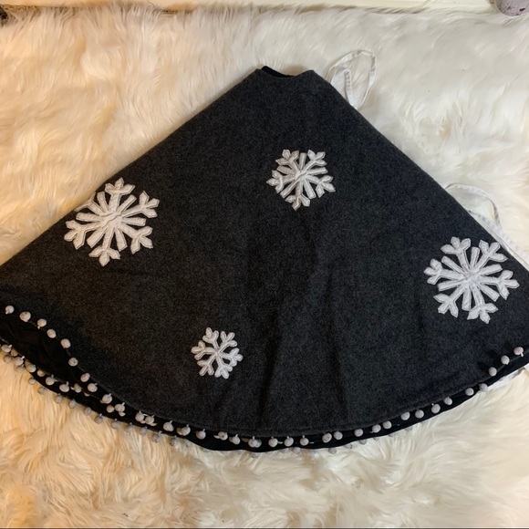 Snowflake tree skirt - Picture 1 of 4